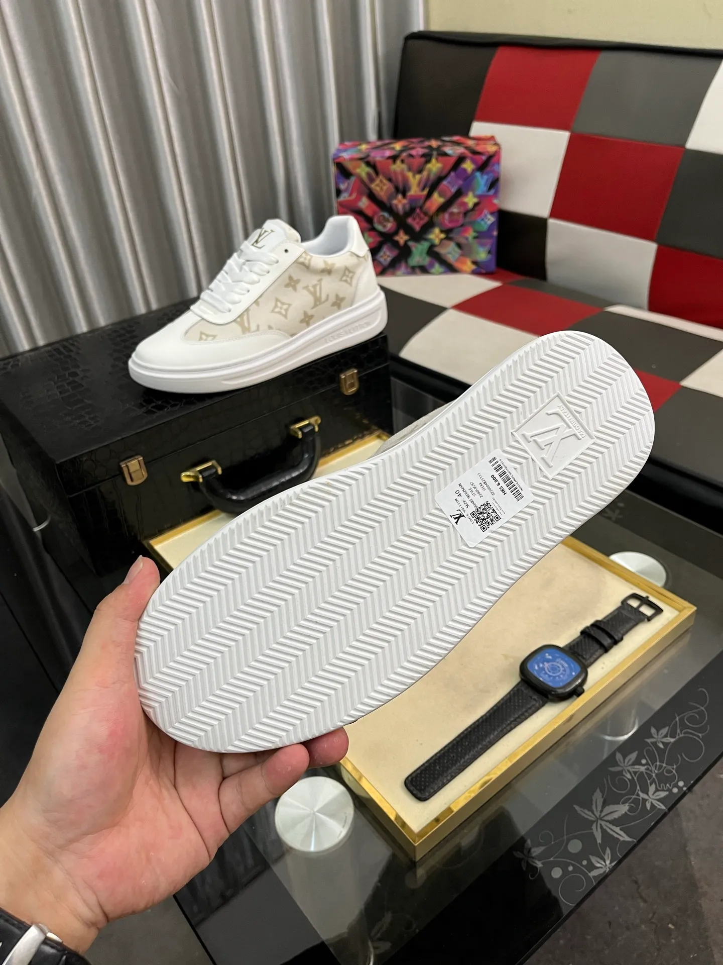 Men's shoes 💰540⌚️⌚️ Louis vuitton/LV Louis Vuitton 》Original quality.~ Unique modern style sneakers. 🏃A must-have casual shoe for trendy men😍😍 Original brand imported from Italy, imported original leather, sheep lining (refuses to discolor and grind feet) Sole: Original sole provided by the original factory, French lazy style design ⚠️Fit to the feet, original quality, super comfortable original sole. Code number: 38-445️⃣Colors available
